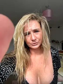 MimiMaee online show from 9, 10, 2025