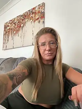 MimiMaee online show from 22, 10, 2025