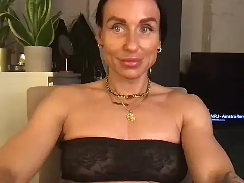 GluteQueenE online show from 12, 3, 2026