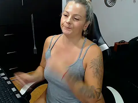 Snapshot of perlagoloza05 chatting on 24, 10, 2025 perlagoloza05 online show from 24, 10, 2025