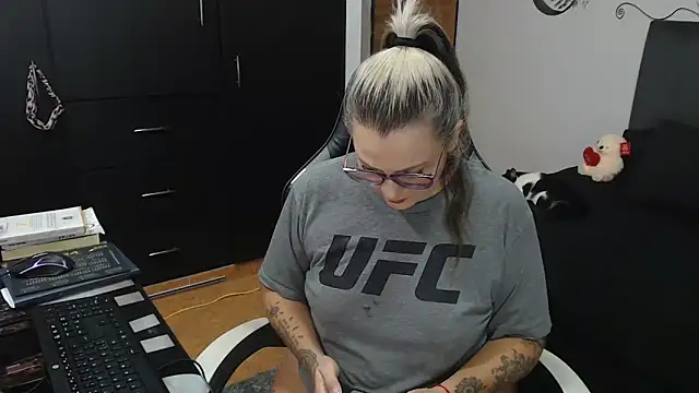 Snapshot of perlagoloza05 chatting on 10, 11, 2025 perlagoloza05 online show from 10, 11, 2025