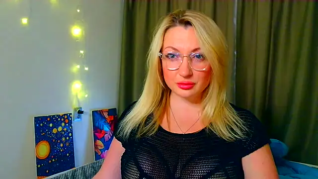 Snapshot of Mila5361 chatting on 17, 10, 2025 Mila5361 online show from 17, 10, 2025