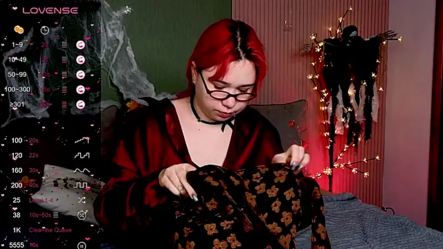 Klee Love online show from 3, 11, 2025