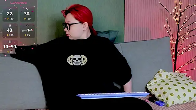 Klee Love online show from 10, 11, 2025