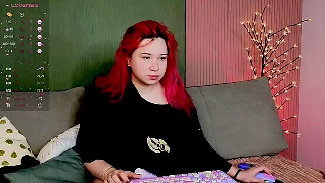 Klee Love online show from 11, 11, 2025