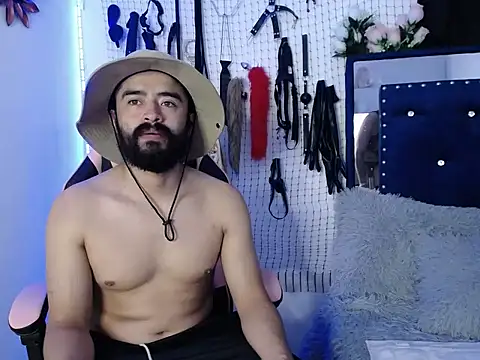 Snapshot of Aron_and_Queen_Annie chatting on 15, 11, 2025 Aron and Queen Annie online show from 15, 11, 2025