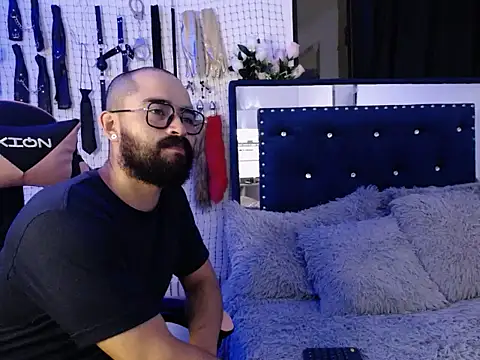 Snapshot of Aron_and_Queen_Annie chatting on 23, 11, 2025 Aron and Queen Annie online show from 23, 11, 2025