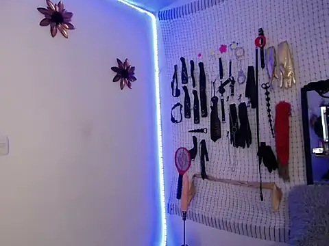 Snapshot of Aron_and_Queen_Annie chatting on 5, 12, 2025 Aron and Queen Annie online show from 5, 12, 2025