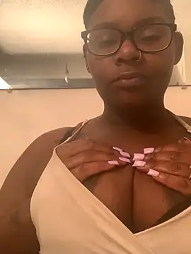 Snapshot of ThickChick94 chatting on 18, 10, 2025 ThickChick94 online show from 18, 10, 2025