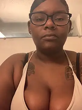 Snapshot of ThickChick94 chatting on 19, 10, 2025 ThickChick94 online show from 19, 10, 2025