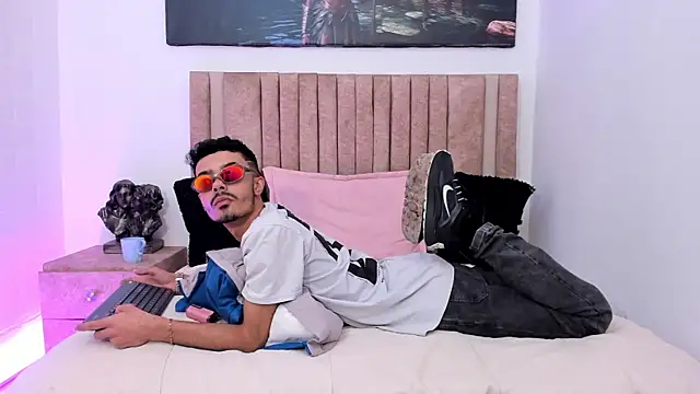 Snapshot of Timothe_Evans chatting on 24, 10, 2025 Timothe Evans online show from 24, 10, 2025