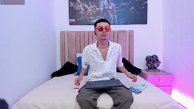 Snapshot of Timothe_Evans chatting on 18, 11, 2025 Timothe Evans online show from 18, 11, 2025