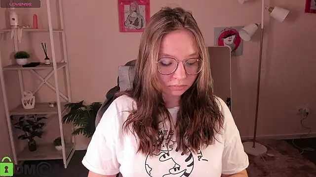 Nuura Moore online show from 4, 2, 2026