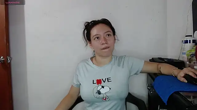 Snapshot of Damara_Rolands- chatting on 5, 11, 2025 Damara Rolands- online show from 5, 11, 2025