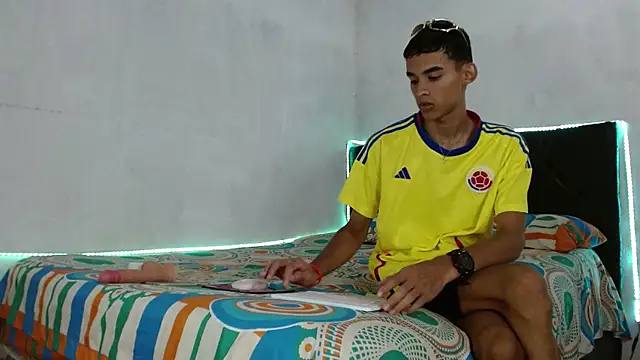 Snapshot of Paulosex12 chatting on 15, 10, 2025 Paulosex12 online show from 15, 10, 2025