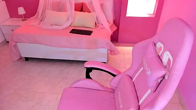 Snapshot of HolyLux chatting on 28, 11, 2025 HolyLux online show from 28, 11, 2025