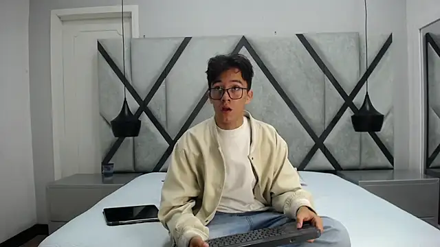 Austin Reeds online show from 19, 10, 2025