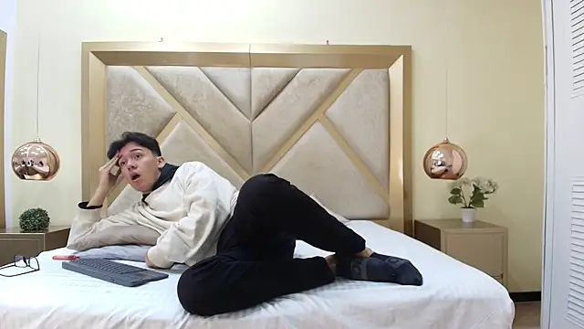 Austin Reeds online show from 30, 10, 2025