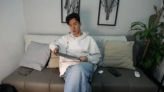 Austin Reeds online show from 18, 11, 2025