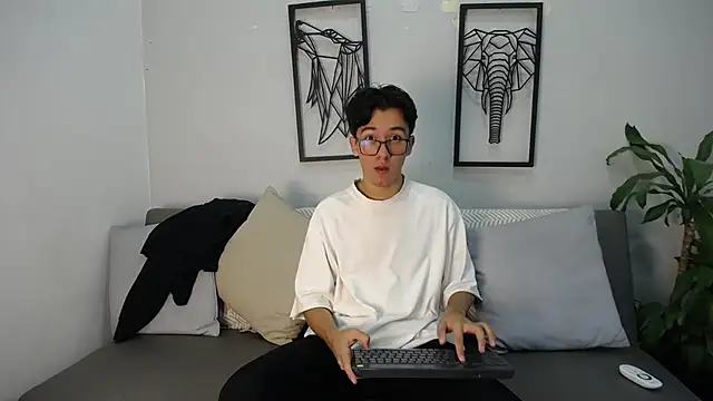 Austin Reeds online show from 27, 11, 2025