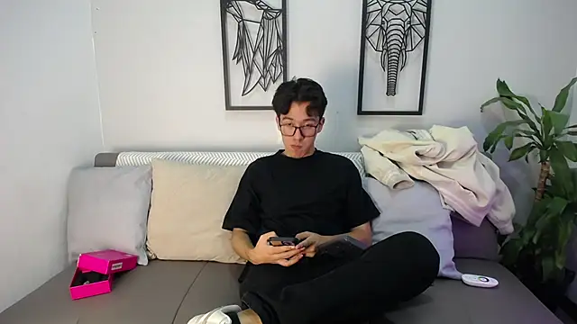 Austin Reeds online show from 28, 11, 2025