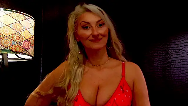 Snapshot of LeticiaReys chatting on 3, 12, 2025 LeticiaReys online show from 3, 12, 2025