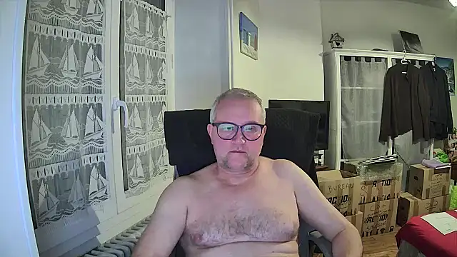 Snapshot of macdut67 chatting on 9, 3, 2026 macdut67 online show from 9, 3, 2026