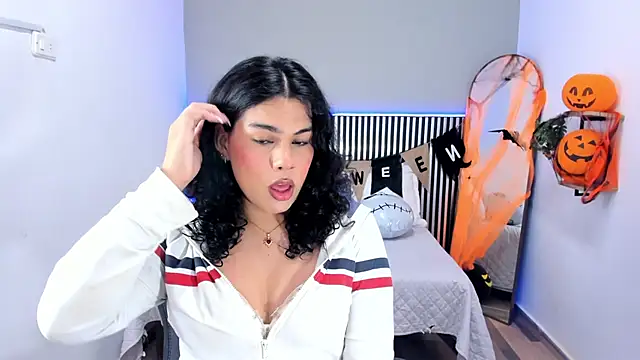 Snapshot of Little_Alli chatting on 27, 10, 2025 Little Alli online show from 27, 10, 2025