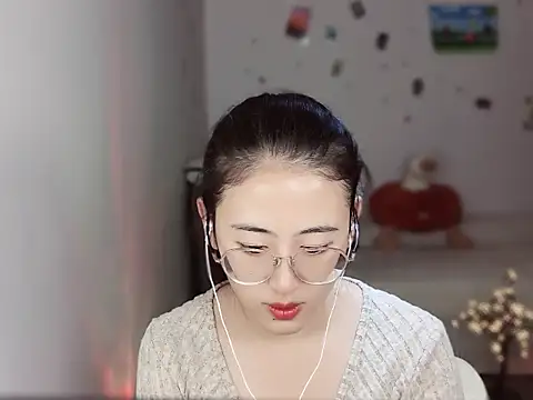 Queena  online show from 16, 12, 2025