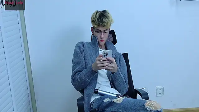 sexyboy-lele online show from 15, 10, 2025