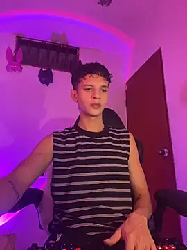 Snapshot of tylernova chatting on 23, 10, 2025 tylernova online show from 23, 10, 2025