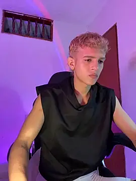 Snapshot of tylernova chatting on 8, 11, 2025 tylernova online show from 8, 11, 2025