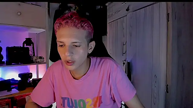 Snapshot of tylernova chatting on 21, 11, 2025 tylernova online show from 21, 11, 2025