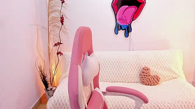 Snapshot of EmmaMyers1 chatting on 5, 11, 2025 EmmaMyers1 online show from 5, 11, 2025