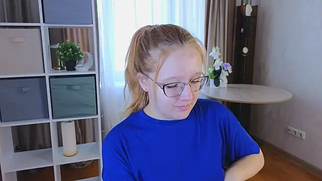 Snapshot of AlinaAldrete chatting on 12, 10, 2025 AlinaAldrete online show from 12, 10, 2025