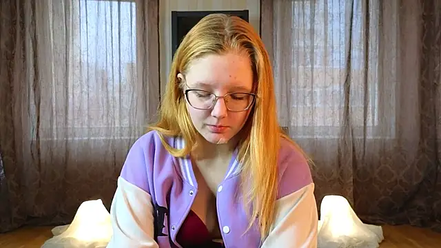 Snapshot of AlinaAldrete chatting on 8, 11, 2025 AlinaAldrete online show from 8, 11, 2025