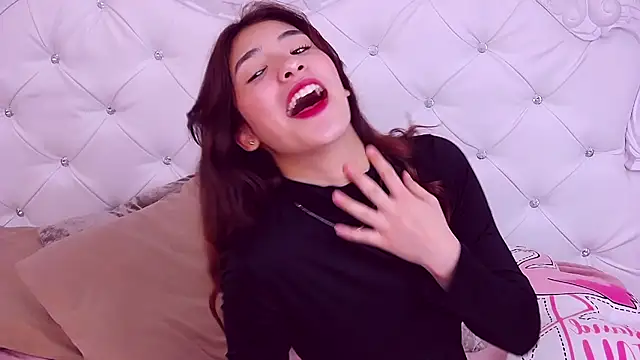 Snapshot of ArielLoove chatting on 8, 11, 2025 ArielLoove online show from 8, 11, 2025