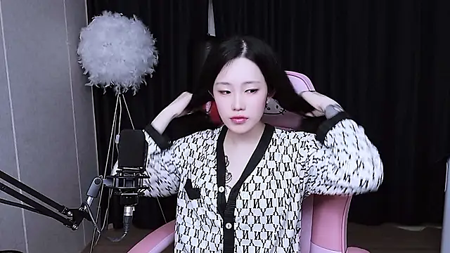 Snapshot of MISA_02 chatting on 24, 10, 2025 MISA 02 online show from 24, 10, 2025