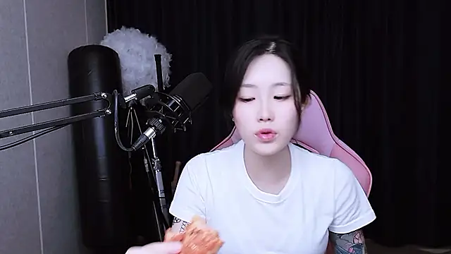 Snapshot of MISA_02 chatting on 13, 11, 2025 MISA 02 online show from 13, 11, 2025