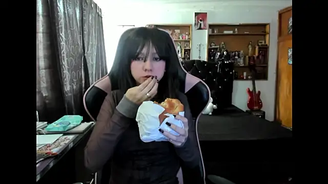 Snapshot of Maki_Zein_ chatting on 2, 12, 2025 Maki Zein online show from 2, 12, 2025