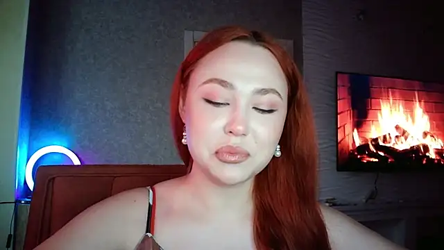 Snapshot of LolaMint_ chatting on 9, 11, 2025 LolaMint online show from 9, 11, 2025