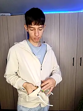 Snapshot of heyy_noah11 chatting on 9, 11, 2025 heyy noah11 online show from 9, 11, 2025