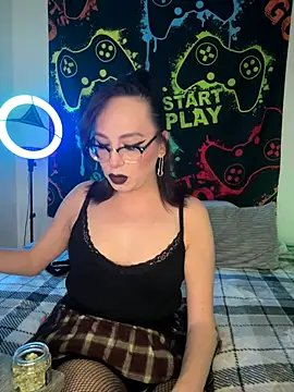 Snapshot of MiniMonroe chatting on 2, 11, 2025 MiniMonroe online show from 2, 11, 2025