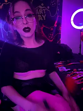 Snapshot of MiniMonroe chatting on 9, 11, 2025 MiniMonroe online show from 9, 11, 2025