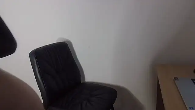 Snapshot of Miss-85 chatting on 11, 11, 2025 Miss-85 online show from 11, 11, 2025