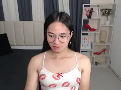 Snapshot of PetiteAsianMarian chatting on 15, 10, 2025 PetiteAsianMarian online show from 15, 10, 2025