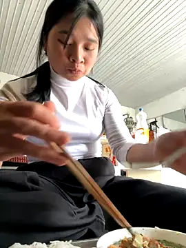 Snapshot of Linh-xxx chatting on 2, 11, 2025 Linh-xxx online show from 2, 11, 2025