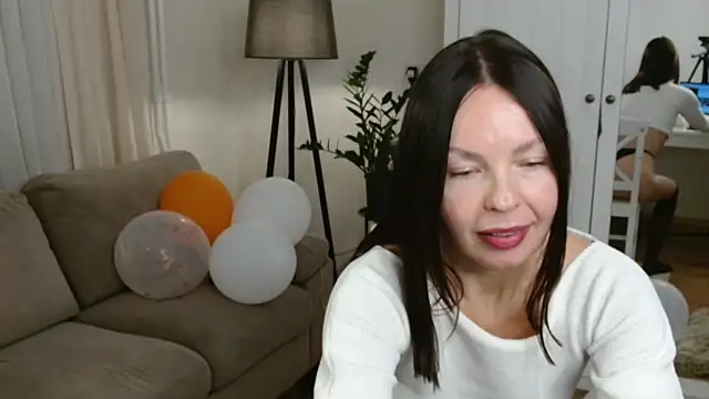 Snapshot of LittleNicolee chatting on 5, 11, 2025 LittleNicolee online show from 5, 11, 2025