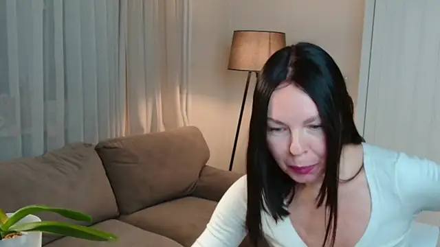 Snapshot of LittleNicolee chatting on 5, 12, 2025 LittleNicolee online show from 5, 12, 2025