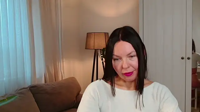 Snapshot of LittleNicolee chatting on 15, 12, 2025 LittleNicolee online show from 15, 12, 2025